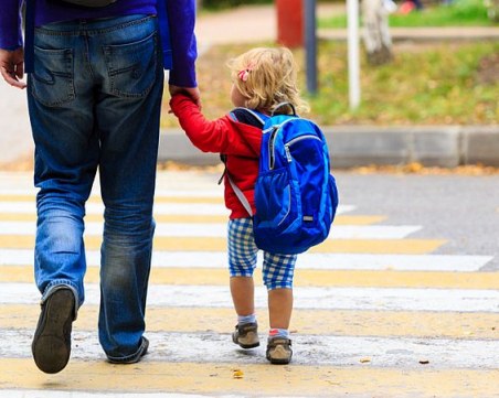 Всеки шести българин би станал приемен родител, ако получава заплата