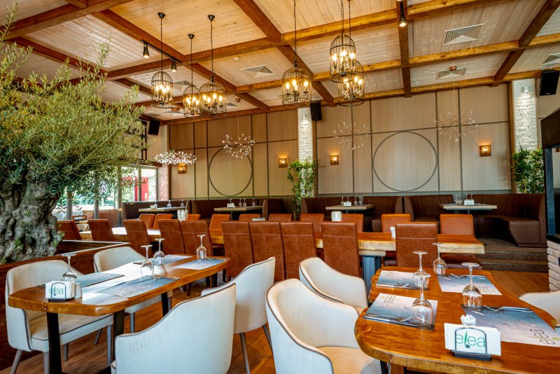 300-годишна маслина е част от интериора на новия ресторант 