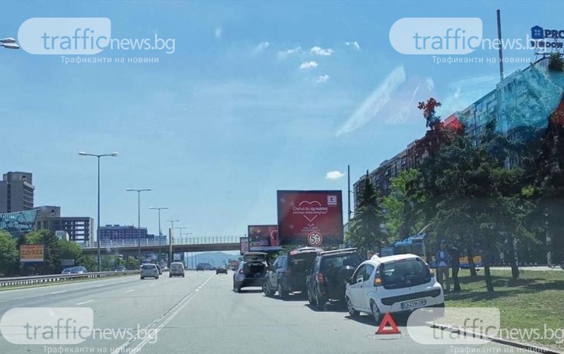 Две верижни катастрофи и аварирала кола запушиха Цариградско шосе в София