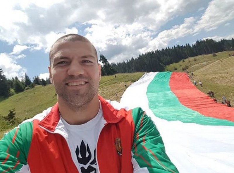 Наши спортисти вече разпънаха българския трибагреник на Рожен