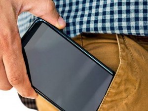 Лекари съветват: Не носете телефоните в джобовете си