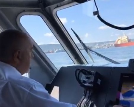 Катер докара Борисов във Варна, ще гаси бунта на пожарникарите