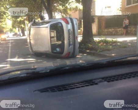 Кола се преобърна на пловдивска улица! Свидетели: Как успя да го постигне?