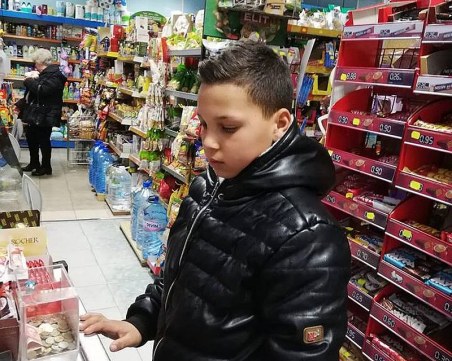 Петокласник от Нова Загора изпразни касичката си, за да помогне на болна жена