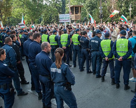 Полицаи и пожарникари на протест! Нощният труд по 25 стотинки, искат увеличение