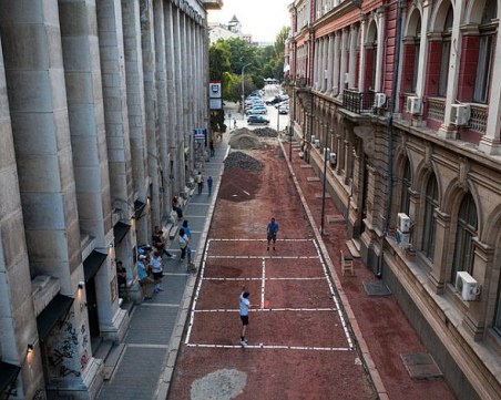 Столична улица стана тенис корт