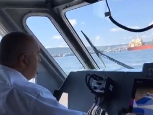 Катер докара Борисов във Варна, ще гаси бунта на пожарникарите