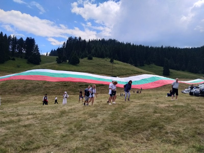 200 хиляди българи се докоснаха до знамето-гигант в Рожен