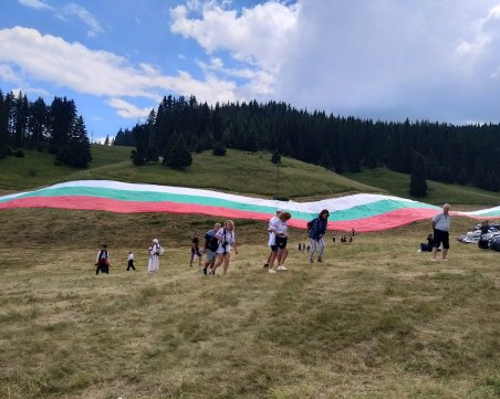 200 хиляди българи се докоснаха до знамето-гигант в Рожен