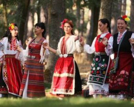 Автентични носии и народни обичаи показват край Ловеч самодейци от цялата страна