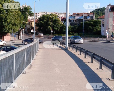 Кола се качи на мантинелата на моста на Герджика