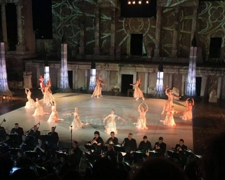 Лебедите на Чайковски се понасят в танц на Античния театър в Пловдив