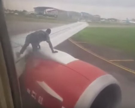 Нигериец се покатери върху крилото на самолет, секунди преди излитане