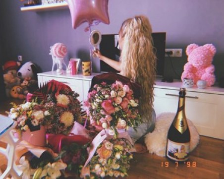 Тита стана на 20! Засипаха я с честитки и цветя