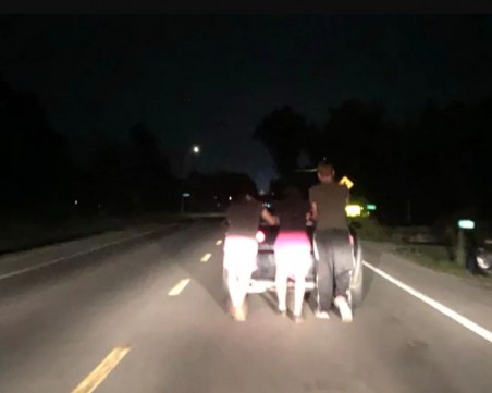 За пример: Тийнейджъри бутаха 7 километра колата на закъсала жена