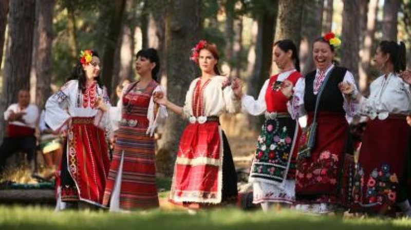Автентични носии и народни обичаи показват край Ловеч самодейци от цялата страна