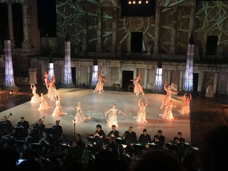 Лебедите на Чайковски се понасят в танц на Античния театър в Пловдив