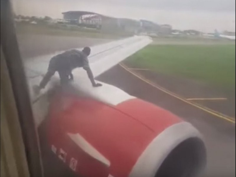 Нигериец се покатери върху крилото на самолет, секунди преди излитане