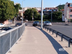 Кола се качи на мантинелата на моста на Герджика