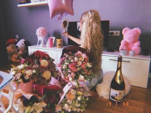 Тита стана на 20! Засипаха я с честитки и цветя