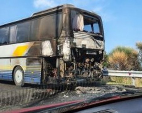 Български автобус пламна до гръцкия град Кавала