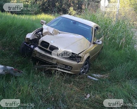 BMW се заби в стълб и влезе в храстите край Гребната база в Пловдив