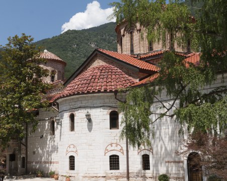 Древен стенопис реставрират в Бачковския манастир