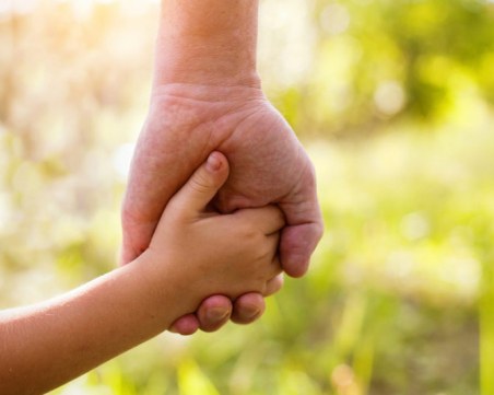 Две трети от българите не биха станали приемни родители. Защо?