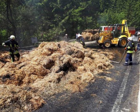 Горящ камион предизвика километрично задръстване на пътя Смолян - Пловдив