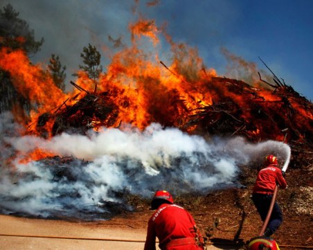 Огромен пожар блокира Централна Португалия