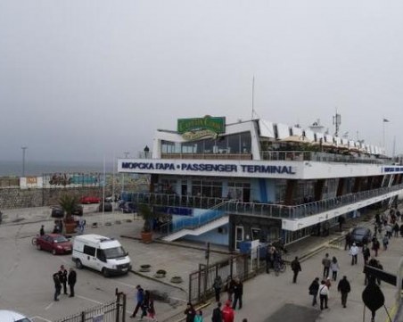 Опасни парапети и изронена настилка застрашават посетителите на Морската гара във Варна