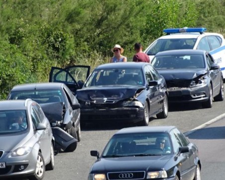 Верижна катастрофа затапи пътя между Симитли и Благоевград
