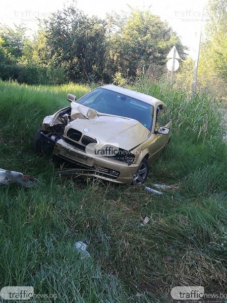 BMW се заби в стълб и влезе в храстите край Гребната база в Пловдив