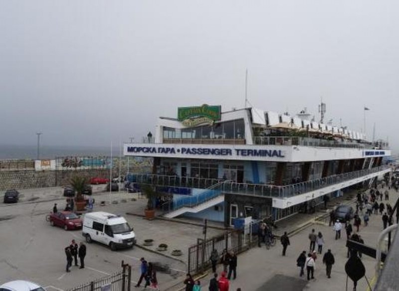 Опасни парапети и изронена настилка застрашават посетителите на Морската гара във Варна