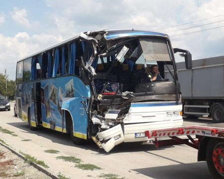 Автобус с деца катастрофира край Търговище