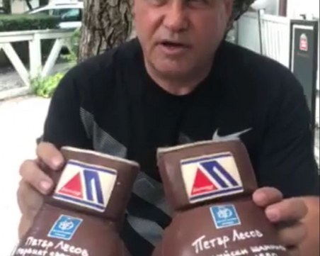 Боксова легенда дарява скъп спомен за лечението на млада майка