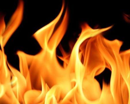 Големи пламъци обхванаха къмпинг Каваците, стеле се гъст дим