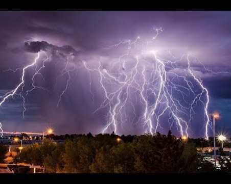 Мълнии погубиха 33-ма души в Индия