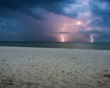 Мълния удари плаж във Флорида, 8 души пострадаха