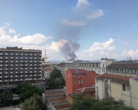Пожар гори край Сточна гара в столицата
