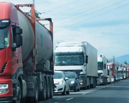 Превозвачи се оплакват от забавянето на тол системата