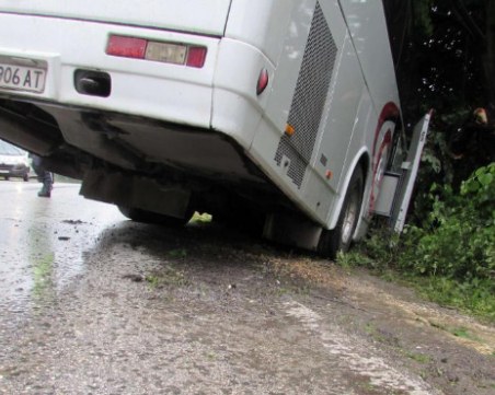 Рейс с 50 деца се вряза в ТИР