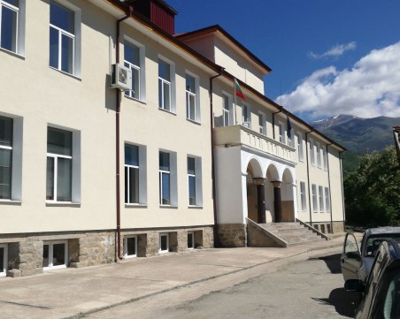 Родители на ученици от Казанлък се вдигнаха на протест! Искат оставката на директор