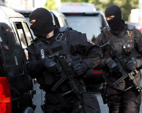 Спецполицаи атакуваха дома на бивш затворник в Бургас