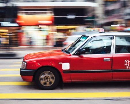 Таксиджия догони и спря кола без шофьор