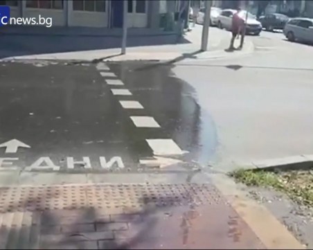 Вода извира от плочките на централен булевард в Пловдив