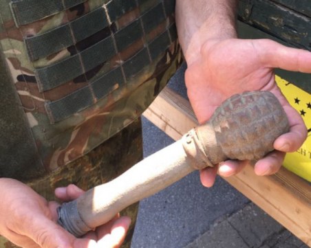 Военни влязоха в пловдивско село, сапьори обезвреждат гранати