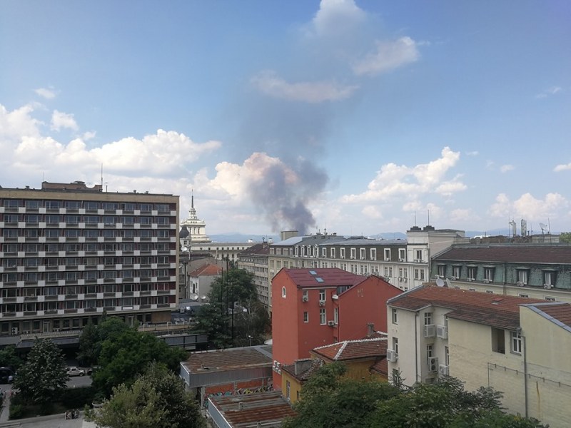 Пожар гори край Сточна гара в столицата