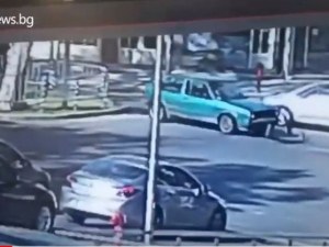 Пежо се вряза в голф на централен пловдивски булевард