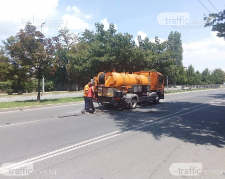 Две в едно - опасна дупка и ВиК камион без предупредителни знаци запушиха булевард